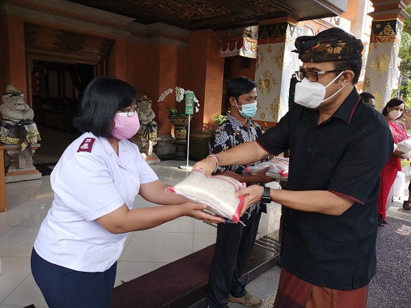 Walikota Jaya Negara Serahkan Sembako Kepada Panti Asuhan dan LKSA se-Kota Denpasar