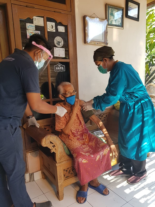 Kelurahan Sesetan Laksanakan Vaksinasi Home Visit, Berharap Tak Ada Lagi Masyarakat Yang Belum Mendapat Pelayanan Vaksin