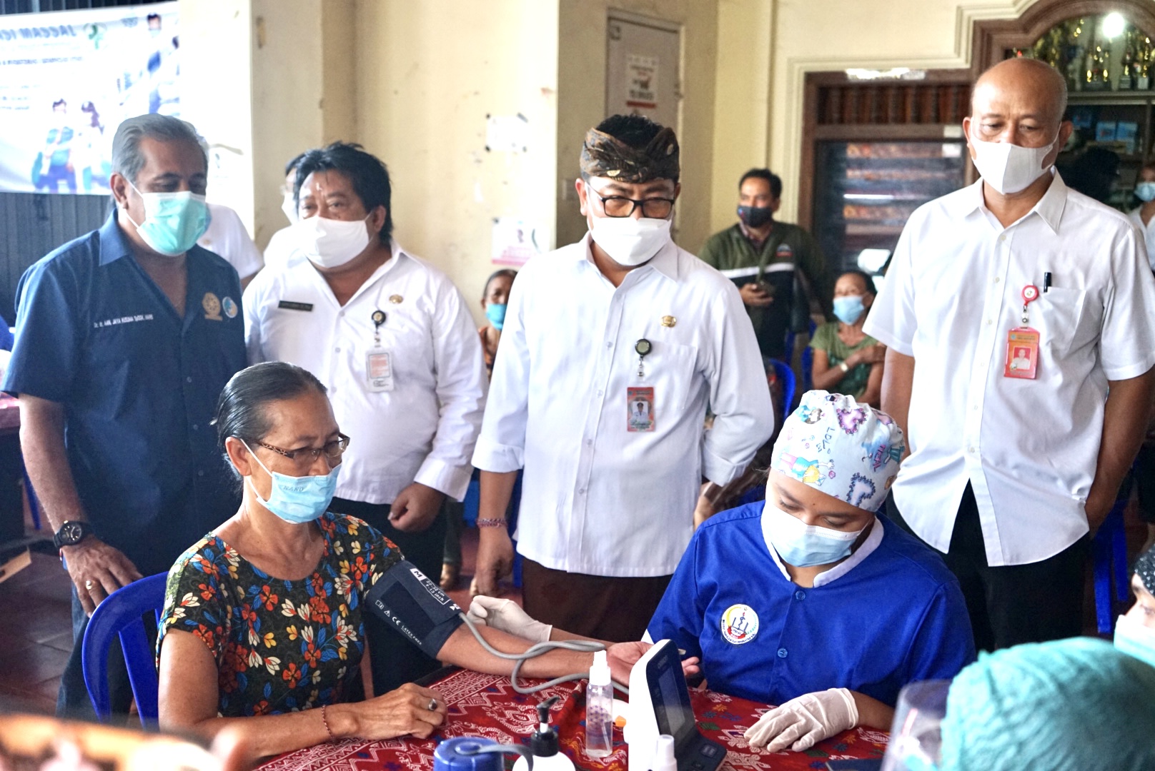 Percepat Cakupan Vaksin  Lansia, Wawali Arya Wibawa Tinjau Vaksinasi Jemput Bola di Desa Dangin Puri Kaja