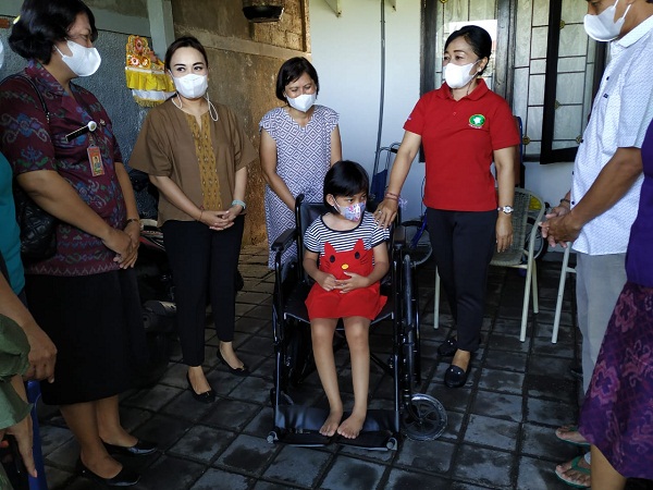 Ny. Sagung Antari Jaya Negara dan Ayu Arya Wibawa Serahkan Kursi Roda dan Sembako