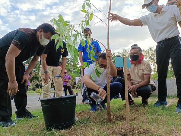 Walikota Jaya Negara Laksanakan Penanaman Pohon di Pantai Mertasari Sanur
