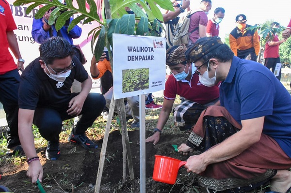 Jaya Negara dan Arya Wibawa Ikuti Aksi Kebersihan dan Penanaman Pohon di Pantai Muara Tangtu