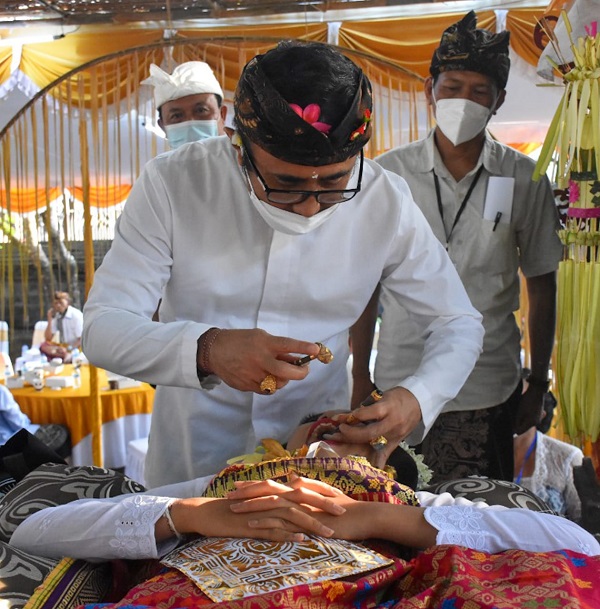 Jaya Negara Nyanggingin Serangkaian Karya Mepandas di Desa Adat Yangbatu 