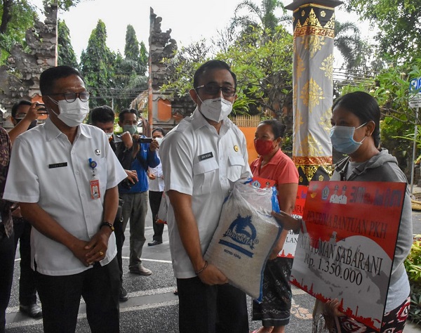 Walikota Jaya Negara Serahkan BPNT, PKH dan BST Kepada KPM di Kota Denpasar