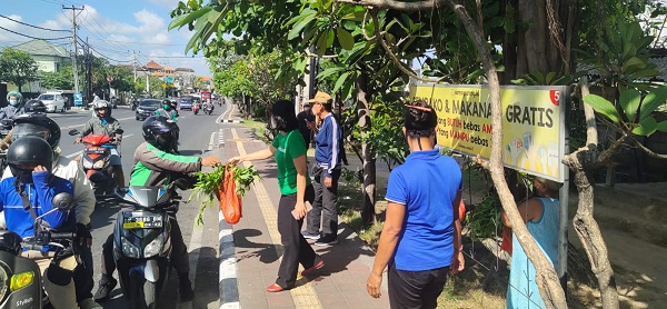 Ringankan Beban Masyarakat di Masa Pandemi, Satgas Covid-19 Kecamatan Denbar Bagikan Pangan Gratis