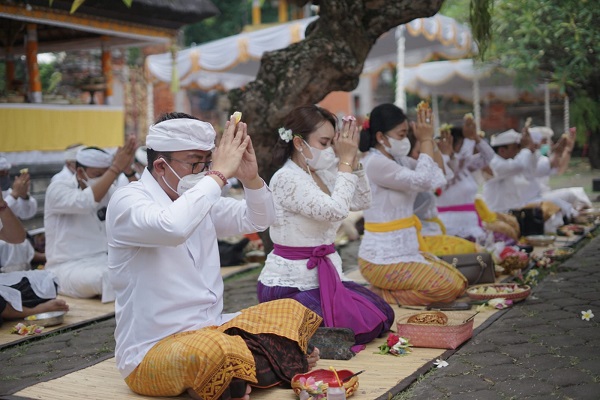Pujawali Pura Agung Jagatnatha Wawali Arya Wibawa Ikuti Persembahyangan Bersama OPD Dengan Prokes Ketat