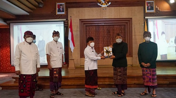 Purna Tugas, Rai Mantra - Jaya Negara Serahkan Memori Jabatan ke Plh. Walikota Denpasar, I Made Toya