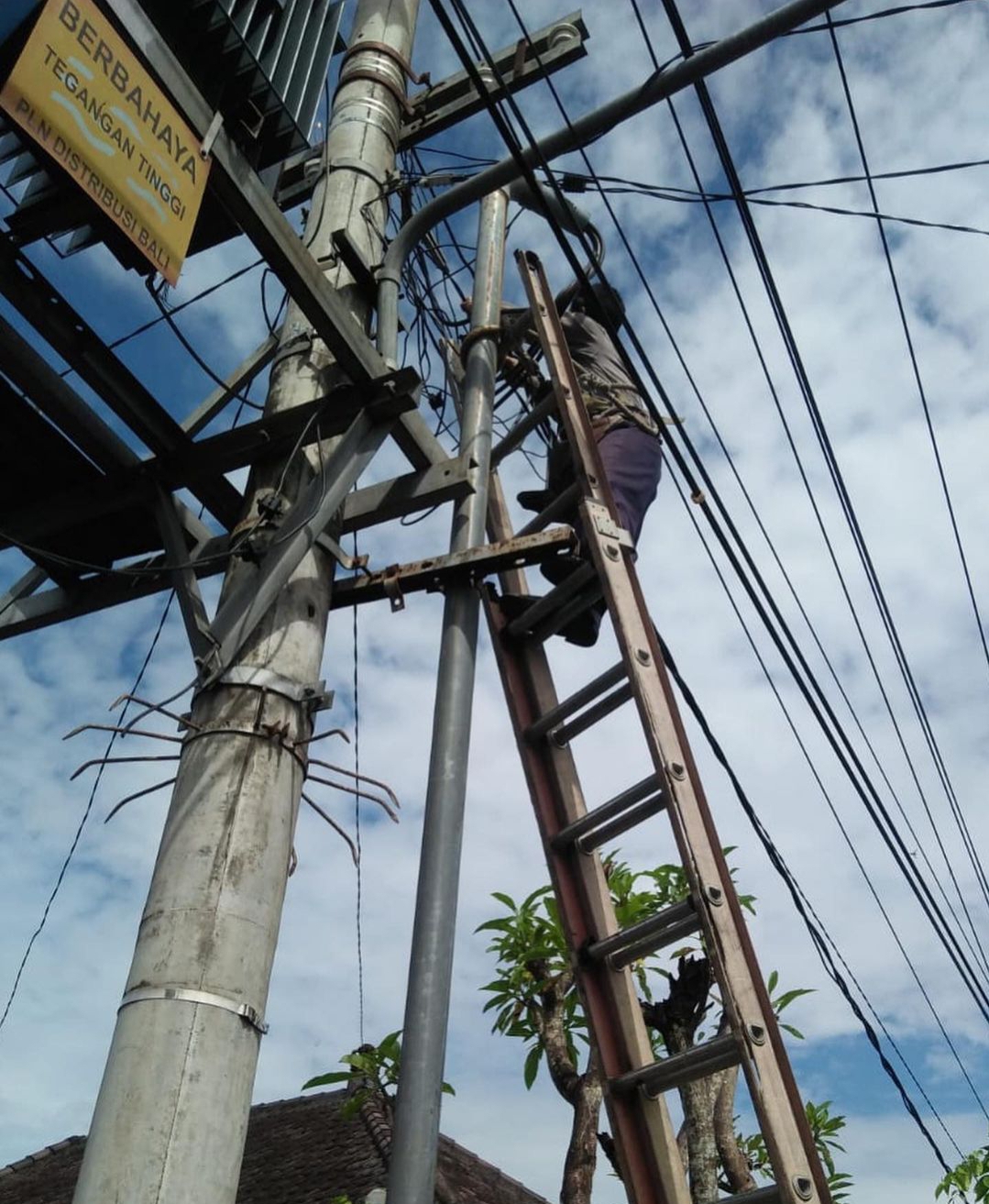 Dukung Keamanan dan Kenyamanan di Jalan Raya, Dishub Denpasar Intensifkan Perawatan LPJU dan Trafic Light
