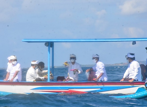 Berharap Covid-19 Segera Usai, Pemkot Denpasar Gelar Upacara Peneduh Jagat, Pamlehpeh dan Mapekelem di Pantai Mertasari Sanur 