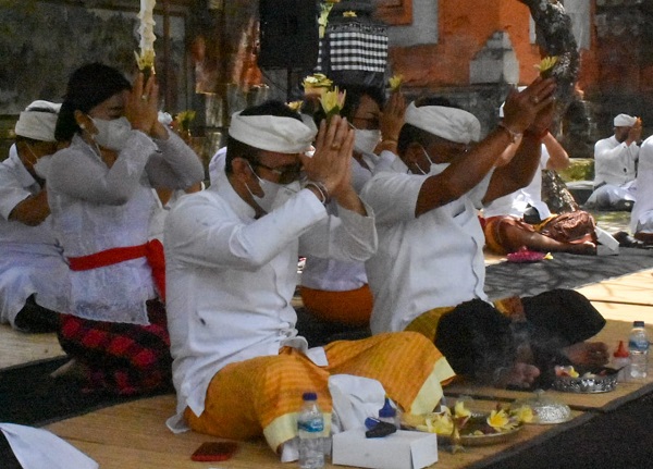 Pemkot Denpasar Gelar Upacara Wisuda Bumi, Upaya Niskala Penanganan Pandemi Covid 19.