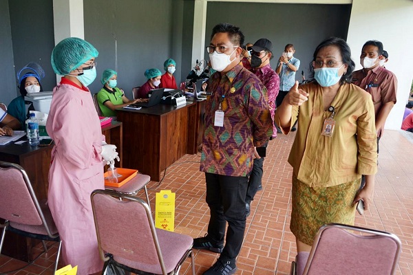 Di Tinjau LangsungWalikota Jaya Negara dan Wawali Arya Wibawa 35 Ribu Warga dan Pekerja Pariwisata Sanur Mulai di Vaksin