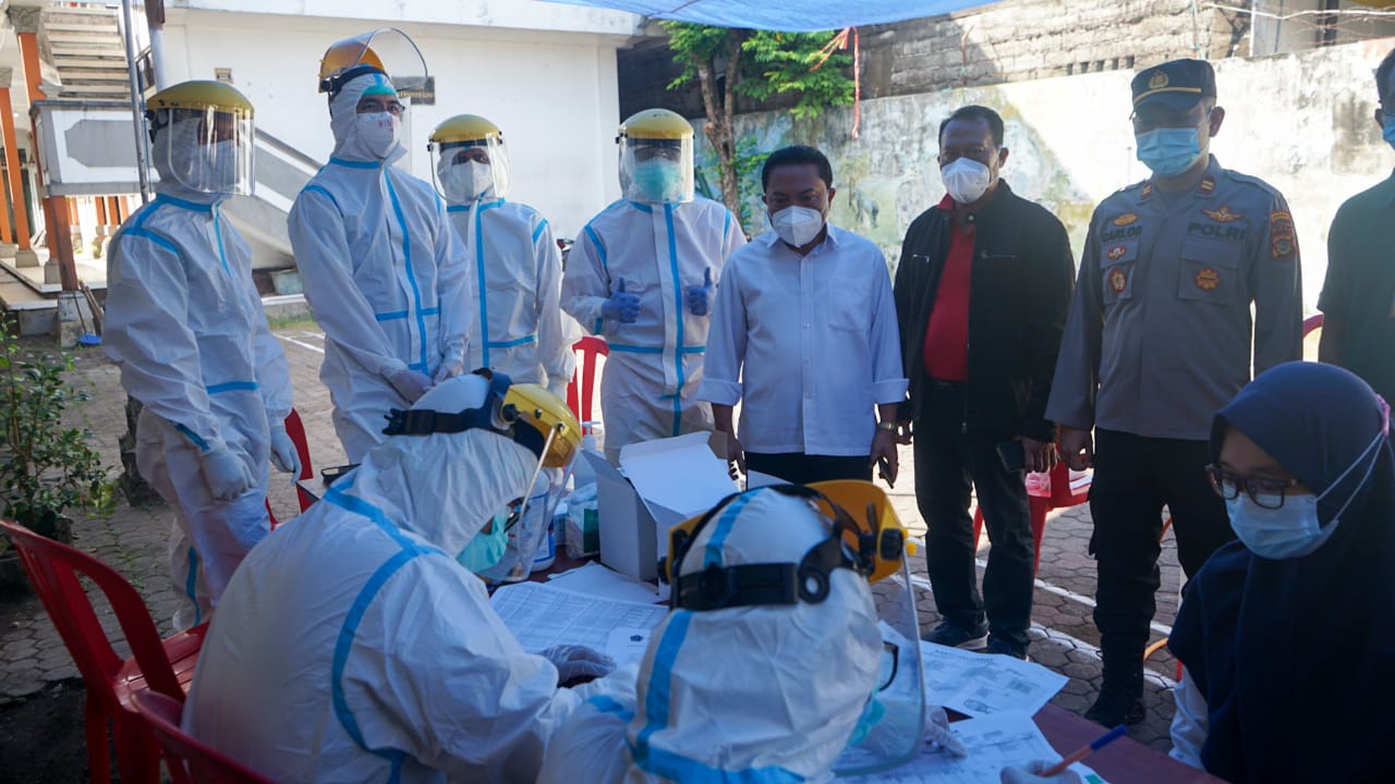 Pj. Sekda Made Toya Tinjau Pelaksanaan Rapid Test Antigen Santri di Dusun Wanasari   