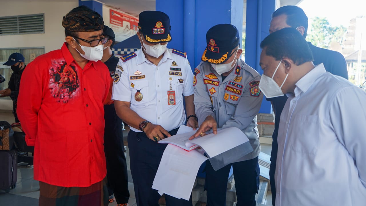 Walikota Jaya Negara Tinjau Pos Penyekatan di Terminal Mengwi, Pastikan Yang Masuk Denpasar Lengkap Adminduk dan Bebas Covid-19   