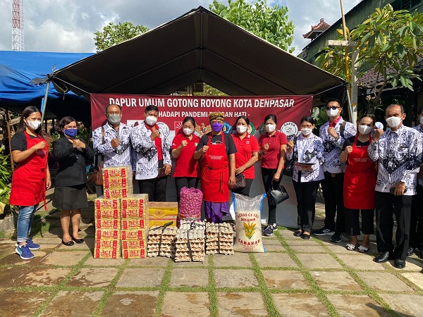 Antari Jaya Negara Serahkan Kursi Roda Kepada Penderita Stroke Serta Bantuan PGRI di Dapur Umum Kaliasem