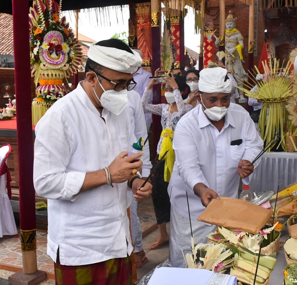 Jaya Negara - Arya Wibawa Ngupasaksi Upacara Melaspas, Mendem Pedagingan lan Pujawali di Banjar Kepisah Pedungan