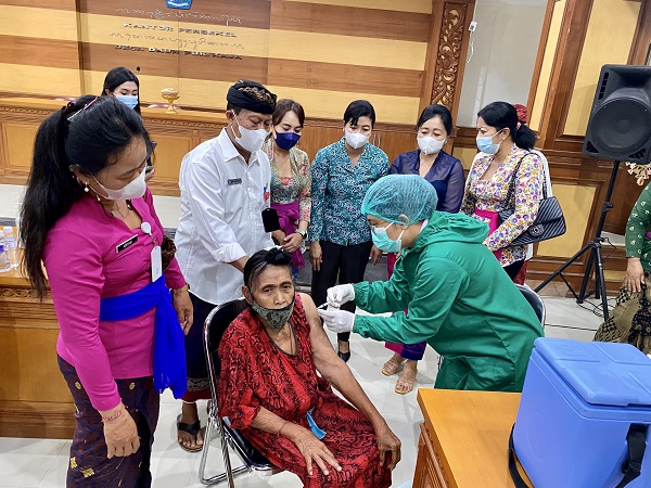 Pastikan Percepatan Vaksinasi Dosis Kedua Pada Disabilitas Denpasar Ny. Antari Jaya Negara Tinjau Langsung Ke Lapangan Secara Rutin
