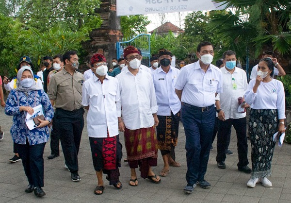 Jaya Negara Terima Kunjungan Menko Marvest, Luhut Pandjaitan di TPS3R Sekar Tanjung