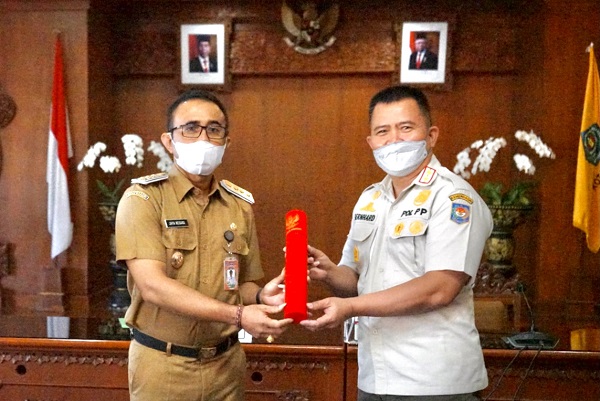 Walikota Jaya Negara Terima Penghargaan Karya Bhakti Peduli Satpol PP Tahun 2021