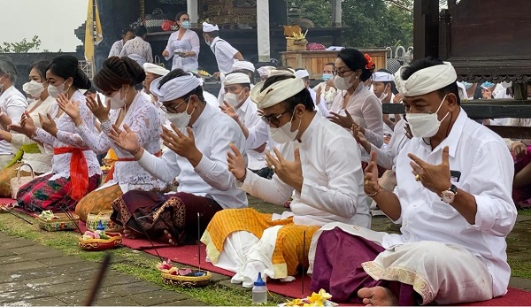 Pemkot Denpasar Ngaturang Bhakti Pujawali di Pura Pengubengan