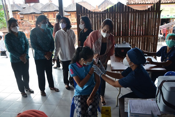 Ny. Ayu Kristi Arya Wibawa Kunjungi Vaksinasi Bagi Disabilitas