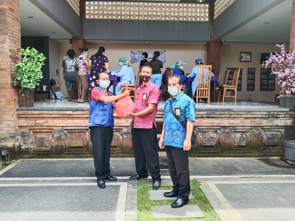 Dapur Umum Peduli Sesama, Bagikan Nasi Gratis Saat Vaksinasi Massal di Sanur