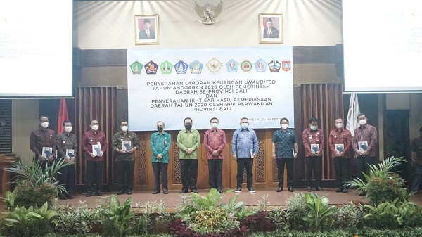 Wali Kota Jaya Negara Serahkan Laporan Keuangan.