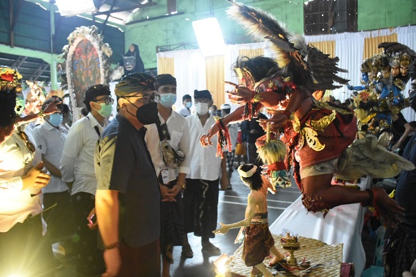 Wawali Arya Wibawa Serahkan Piala Bergilir Lomba Ogoh-Ogoh Mini Banjar Beraban