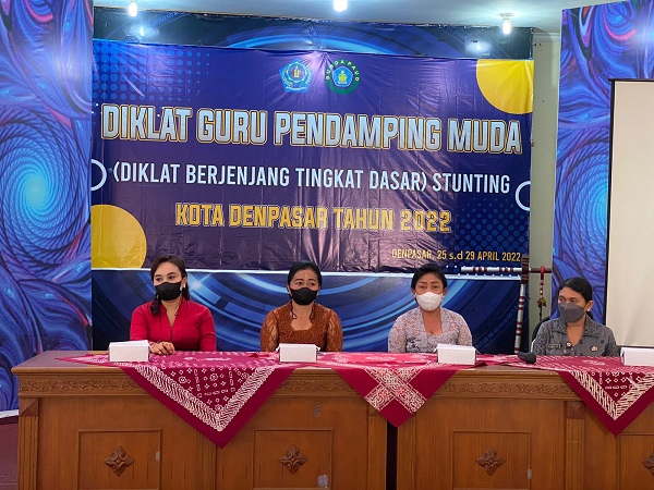Tutup Diklat Guru PAUD, Bunda PAUD Kota Denpasar Harapkan Para Peserta Segera Implementasikan Materi Diklat.