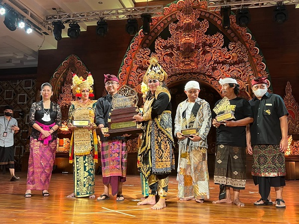 Jaya Negara Apresiasi Seniman Yang Sukseskan Hari Tari Se Dunia. 12 Jam Menari Nonstop