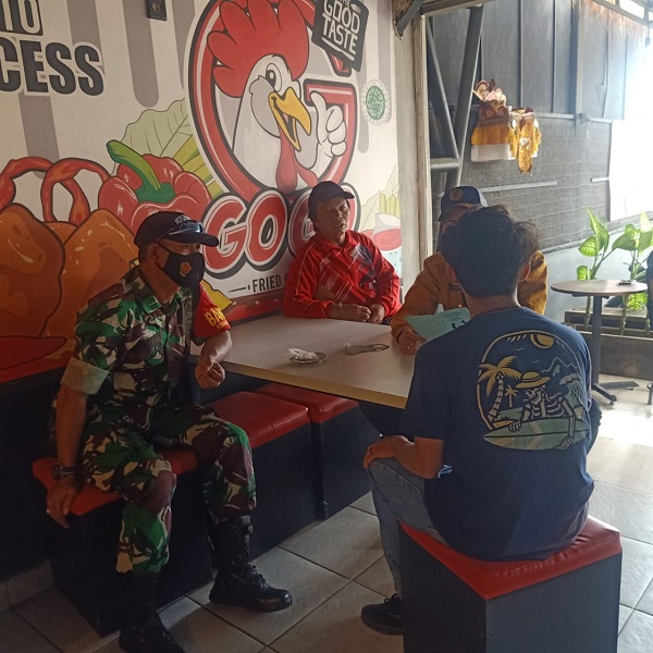 Kelurahan Panjer Beri Peringatan Restoran Yang Membuang Sampah Secara Liar di Jalan Tukad Citarum 