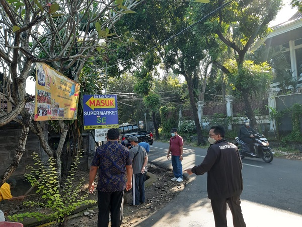 Program Padat Karya Tunai Desa Dauh Puri Kaja Laksanakan Penggelontoran Got 