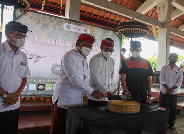 Lestarikan Budaya dan Tradisi Bali, Walikota Jaya Negara Buka Lomba Ngelawar dan Gebogan Semeton TTD 