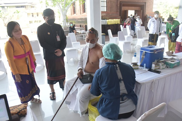 Wawali Arya Wibawa Tinjau Vaksinasi Boster