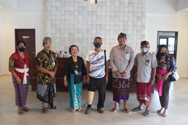 K3S Kota Denpasar Serahkan Kaki Palsu Kepada Penyandang Disabilitas 