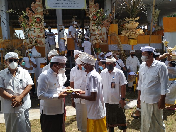 Dihadiri Wawali Arya Wibawa Warga Bhujangga Waisnawa Peguyangan Kaja Gelar Upacara Atma Wedana 