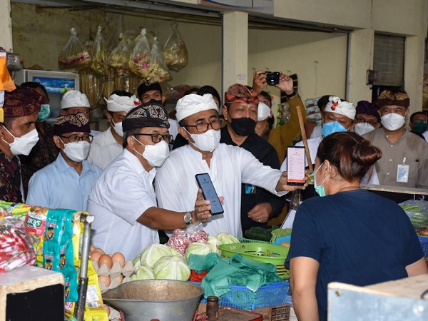 Walikota Jaya Negara Launching Digitalisasi Pembayaran dan SIAP QRIS di Pasar Nyanggelan Panjer