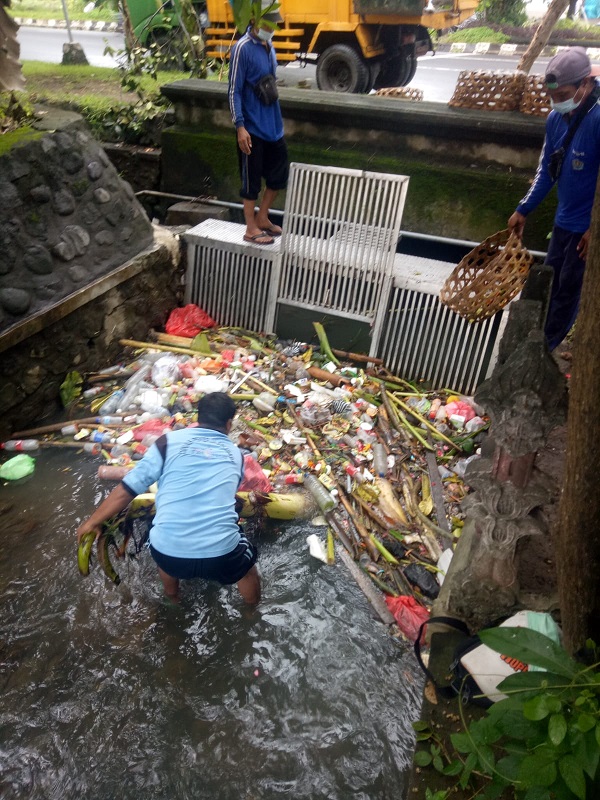 Antisipasi Sedimentasi dan Cegah Banjir, PUPR Denpasar Gencarkan Pembersihan Sungai dan Saluran Air
