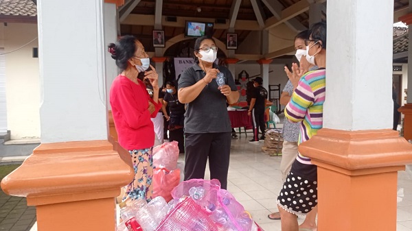 Ajak Warga Peduli Lingkungan, PKK Dirikan Bank Sampah Kayumas Kelod Bersemi 