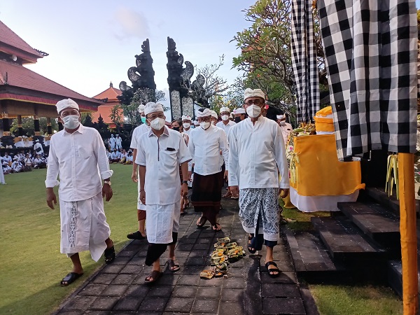 Walikota Jaya Negara Hadiri Upacara Ngeratep Lan Pasupati Sesuhunan Pura Dalem Suwung Batan Kendal