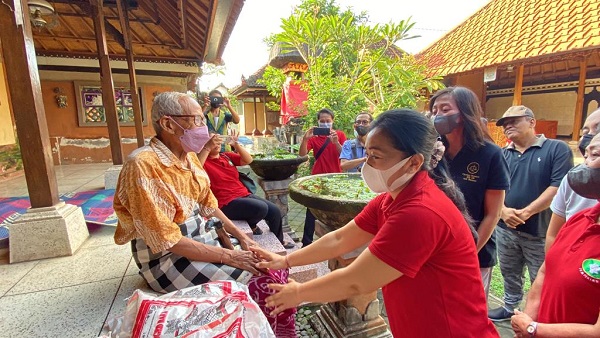 Jelang Hari Raya Galungan, Ny. Antari Jaya Negara Serahkan Paket Bantuan Bagi Lansia di Dentim dan Denbar