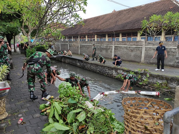 Menjaga Harmonisasi Alam, Desa Pemogan Gelar Kegiatan Bersih Sungai. 