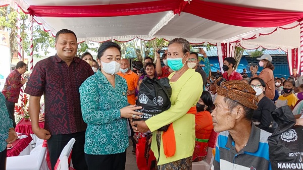 Ny. Sagung Antari Jaya Negara Hadiri Pasar Rakyat "Berbelanja dan Berbagi" di Kabupaten Gianyar