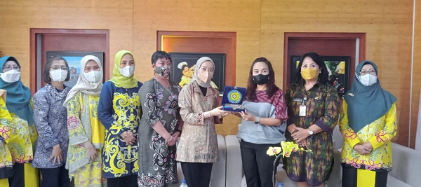 Eratkan Jalinan Silaturahmi, Rombongan TP PKK dan Para Istri Forkopimda Palangka Raya Kunjungi TP PKK Kota Denpasar 