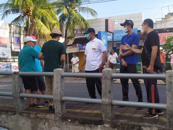 Peringati Hari Lingkungan Hidup, Kelurahan Panjer Gelar Penuangan & Penyemprotan Eco Enzyme. 