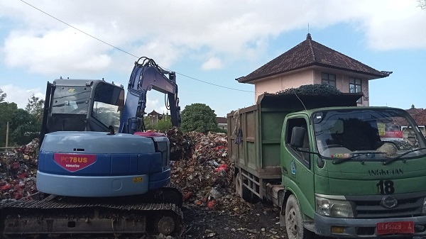 Pemkot Denpasar Gerak Cepat Tangani Sampah di TPSS Eks Pasar Loak.