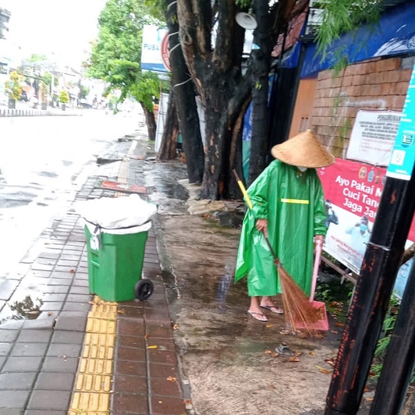 Meski Ditengah Hujan, Tim Penyapuan DLHK Kota Denpasar Tetap Bekerja Optimal