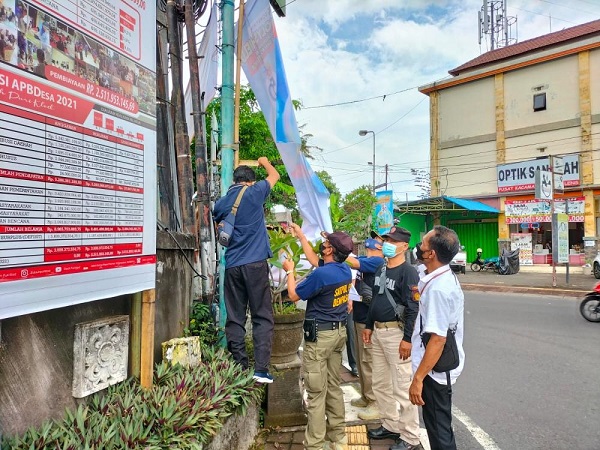 Satpol PP Denpasar Kembali Tertibkan Banner, Spanduk dan Umbul-umbul