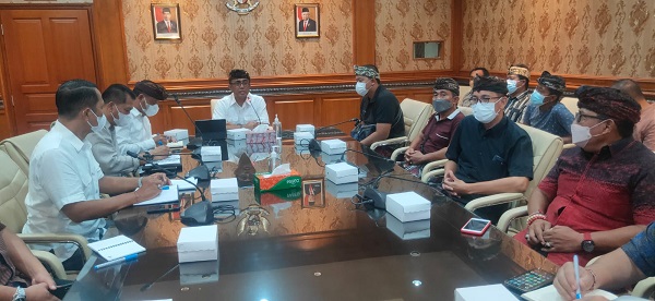 Percepatan Penanganan Sampah, Walikota Jaya Negara Pimpin Rapat Persiapan Pembangunan TPST di Desa Padangsambian Kaja