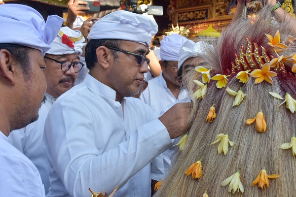Walikota Jaya Negara Hadiri Upacara Ngeratep, Melaspas lan Masupati Sesuhunan di Pura Batan Camplung Sebudi