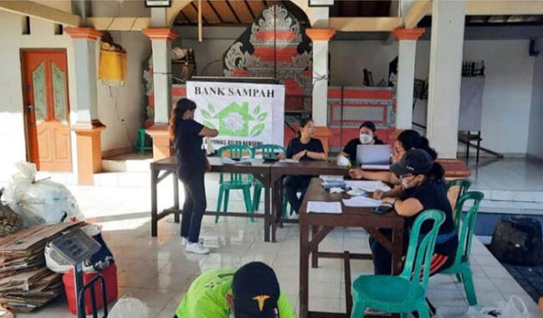 Atasi Masalah Sampah TP PKK Dan Kaling Kayumas Kelod Bentuk Bank Sampah Kayumas Bersemi